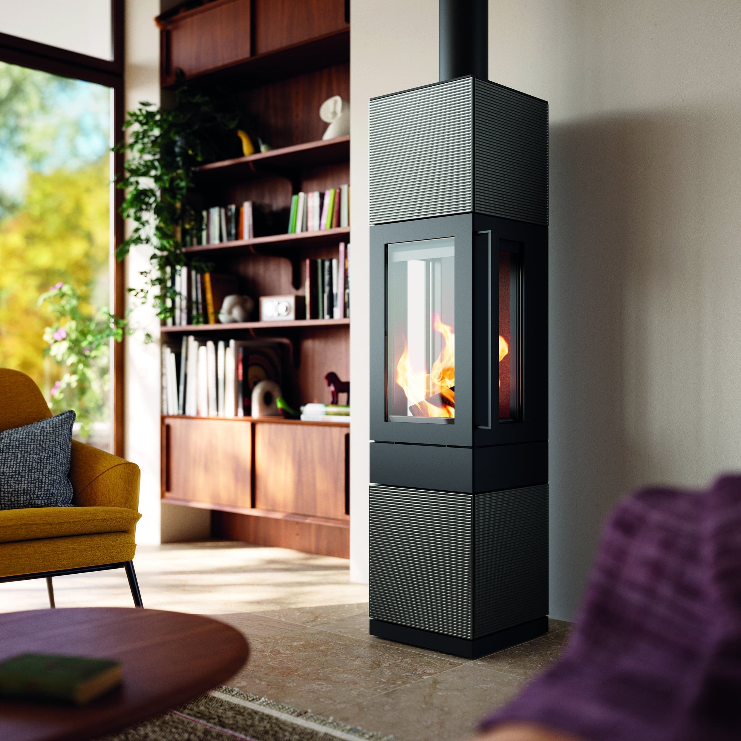 Schwarzer Kaminofen mit horizontalen Lamellen und großer Sichtscheibe in modernem Wohnzimmer, daneben Sessel und